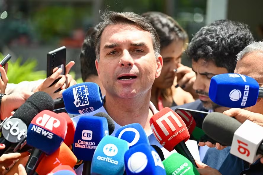 Fim do sigilo de "Dark House" ajuda Flávio; PF não encontrou crimes após investigação