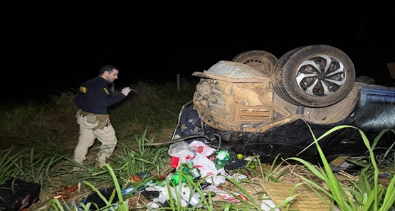 Capotamento na BR-364 mata mulher e deixa dois feridos em estado grave