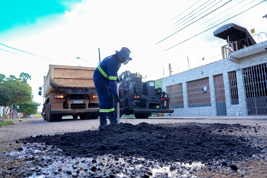 Os bairros Teixeirão, Flodoaldo Pontes Pinto e Nova Esperança recebem serviço de tapa-buraco