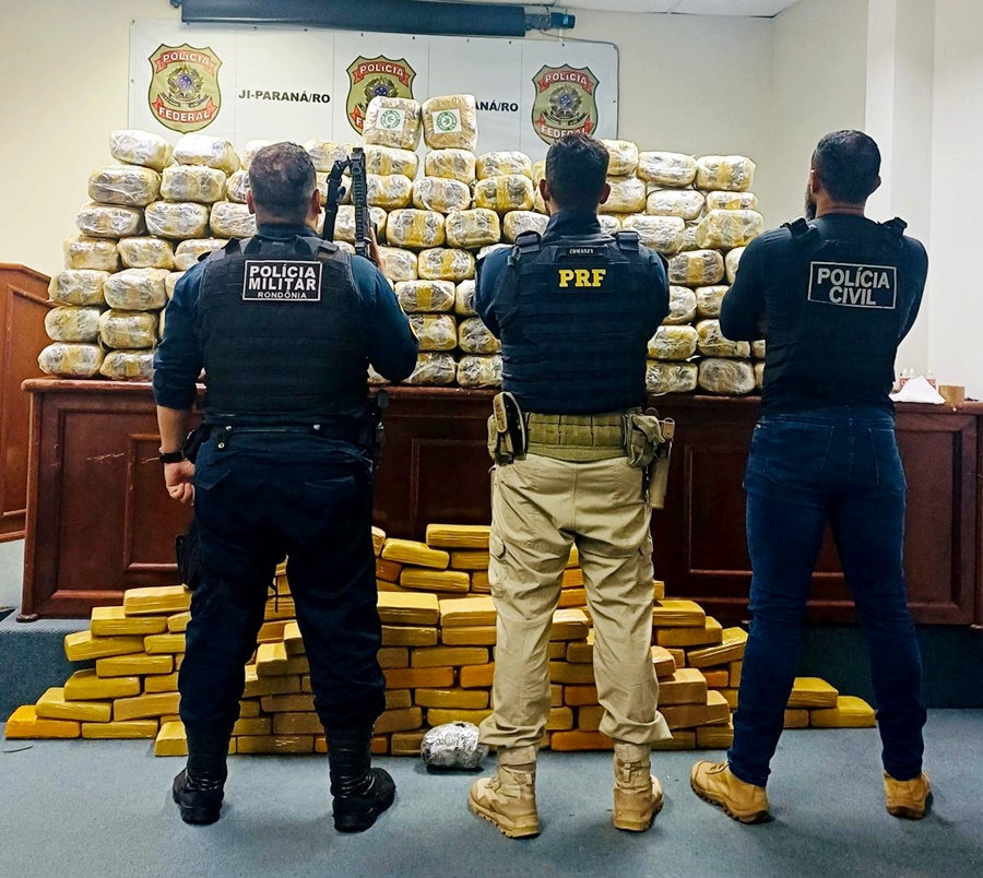Ação conjunta apreende 338,6 kg de drogas e prende ocupantes de veículo em Seringueiras