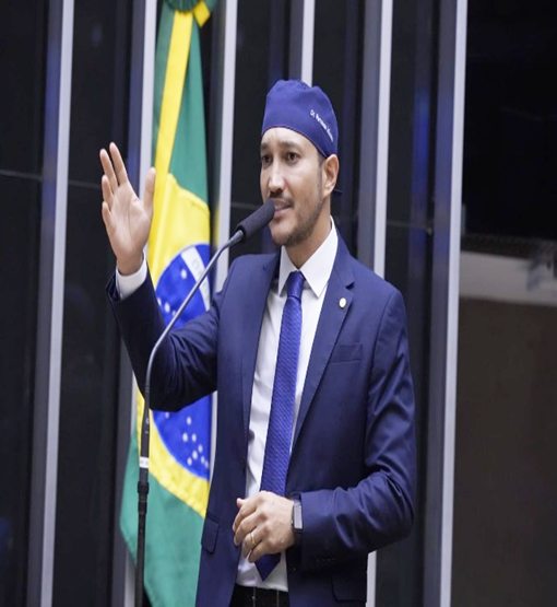 Na Justiça, Fernando Máximo briga pelo direito de levar a touca para a urna 
