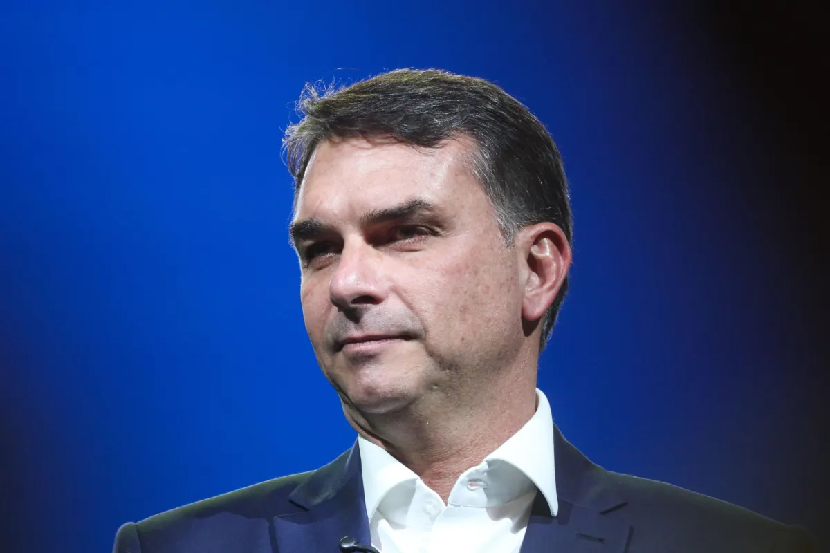 Flávio faz "pronunciamento à nação" e revela que Moraes dividiu o poder com Lula
