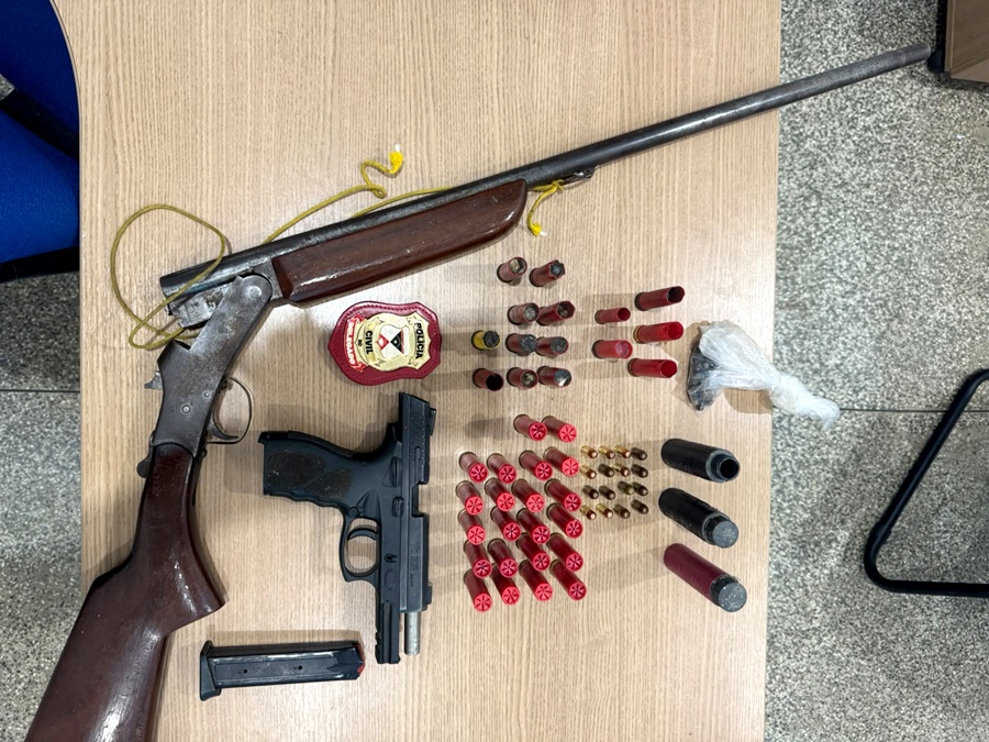 Homem é preso após polícia encontrar pistola, espingarda e munições em propriedade rural