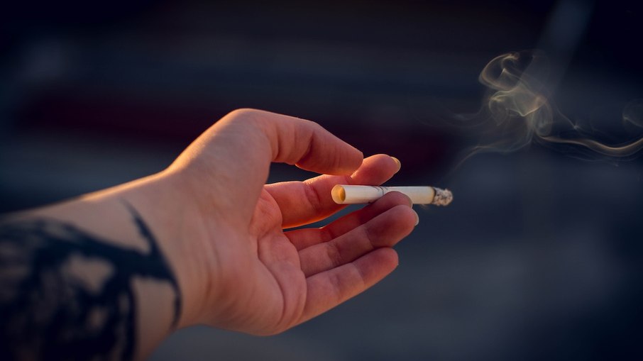 Álcool e cigarro podem causar cegueira, alertam especialistas
