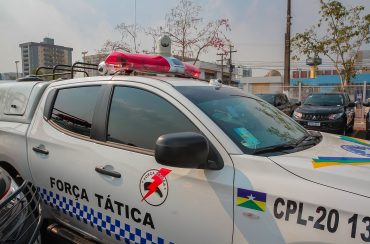 Criminosos derrubam portão com carro, invadem residência e matam apenado a tiros 