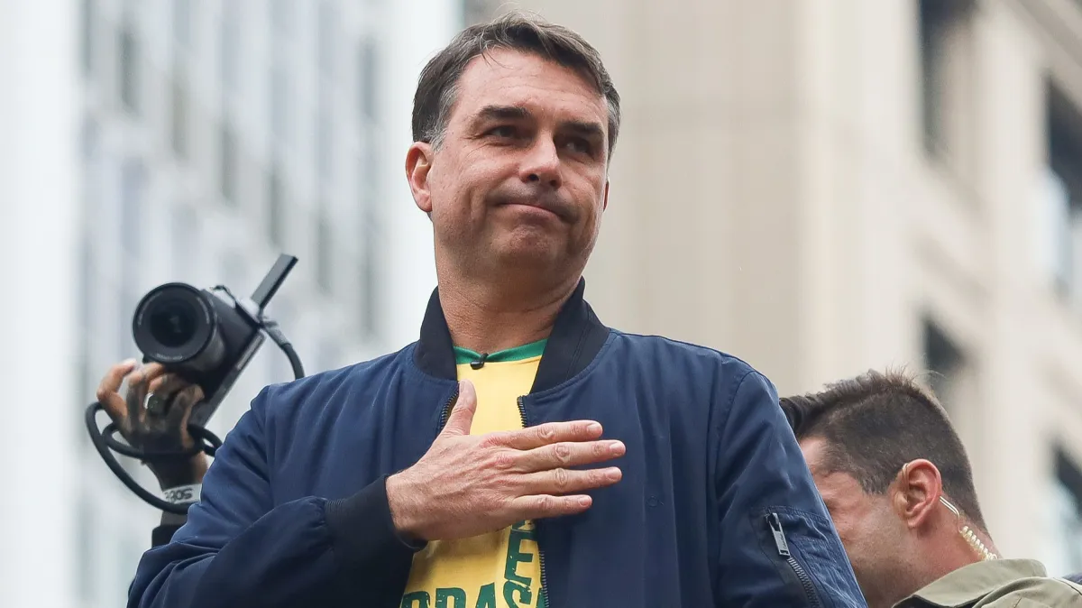 Flávio Bolsonaro diz que "ministros do Lula" trabalharam para "blindar" Moraes no Supremo
