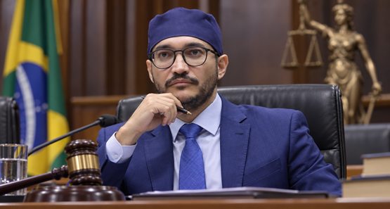 “Eu acho que ele dorme de touca”, brinca juiz em decisão sobre Fernando Máximo
