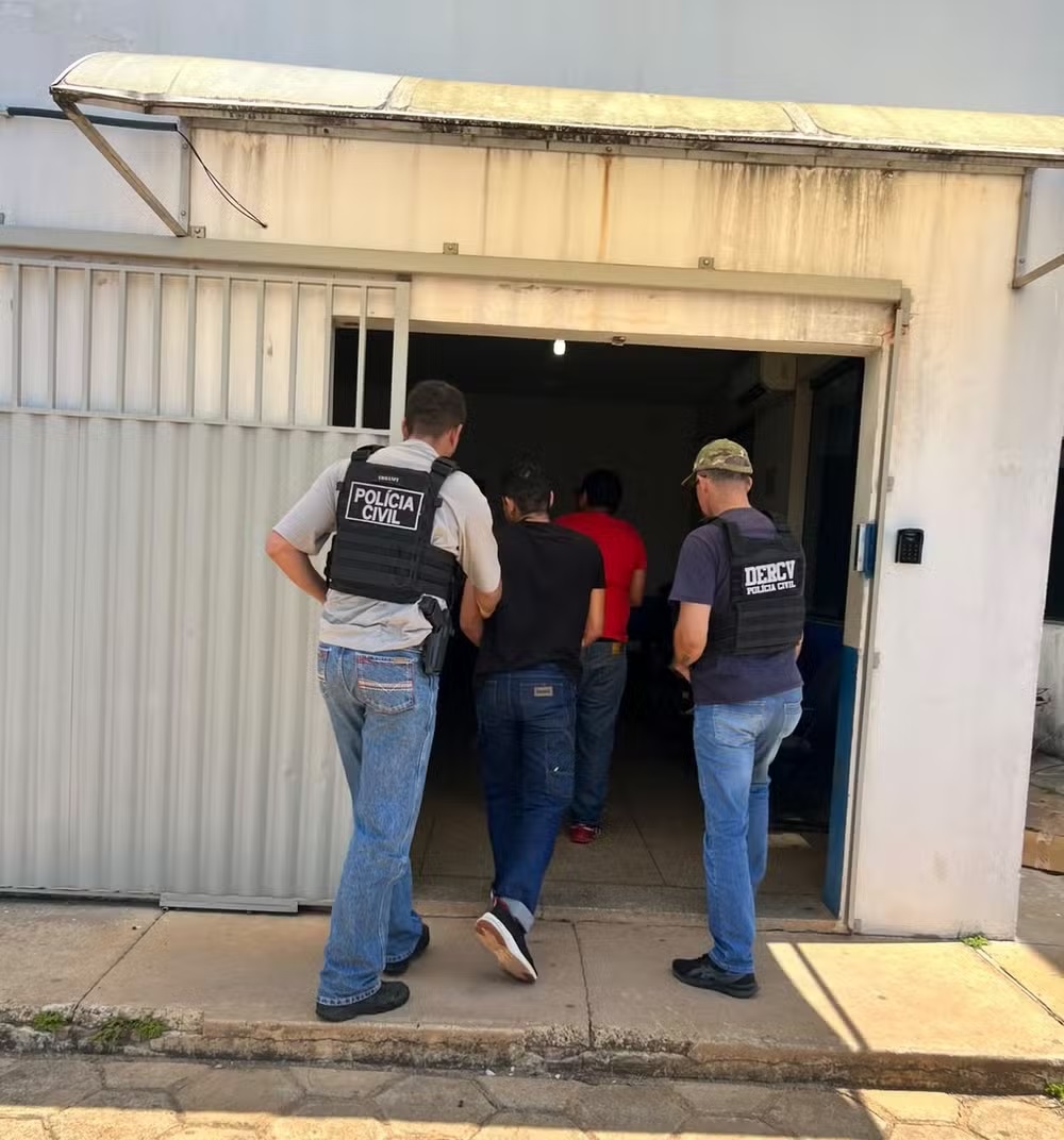 Polícia prende dois suspeitos de envolvimento em assassinato em balneário
