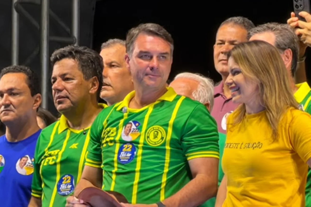 Flávio Bolsonaro intensifica agenda no Sudeste antes do 1º turno após ida ao Nordeste
