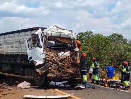 Motorista fica preso às ferragens após colisão entre dois caminhões na BR-364