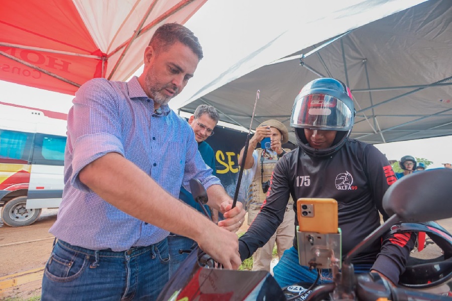Motociclistas receberão capacete e antena corta-pipa em ação da Prefeitura
