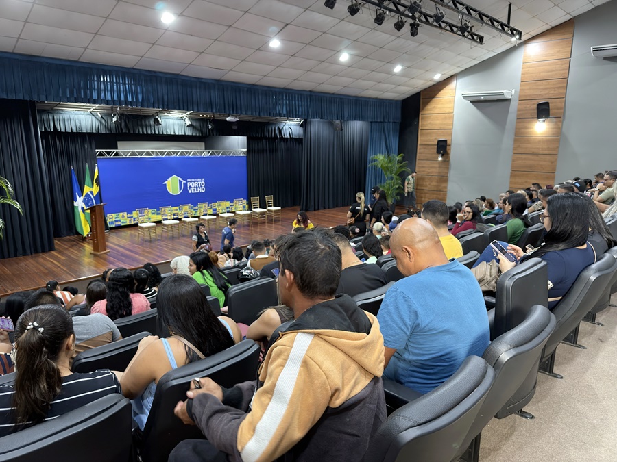 Mais 420 títulos de propriedade são entregues à população, em Porto Velho