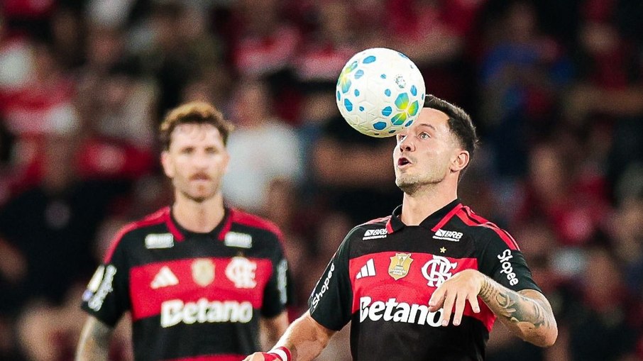 Meia questiona forma como é tratado no Flamengo após vitória
