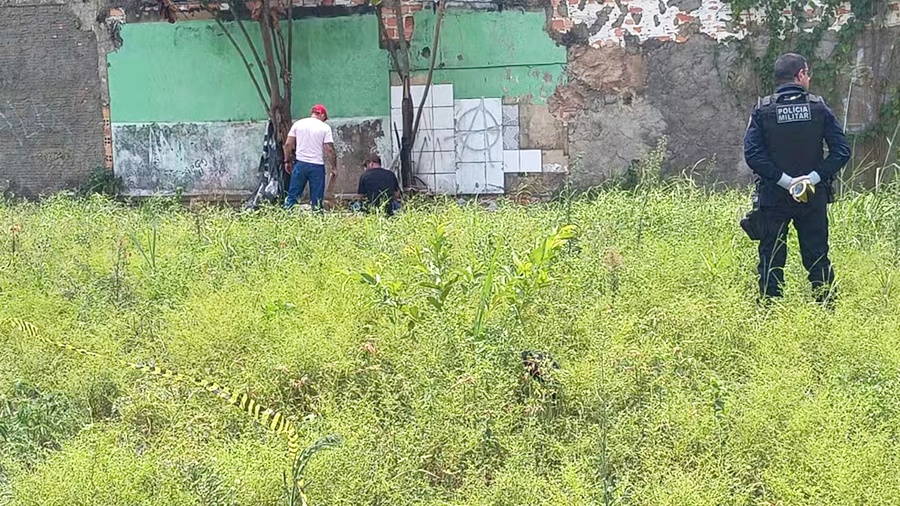 Mulher de 31 anos é encontrada seminua e morta em terreno baldio no Centro de Porto Velho