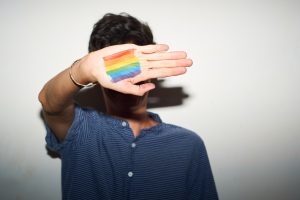 Punição de empregados não afasta indenização a vítima de homofobia