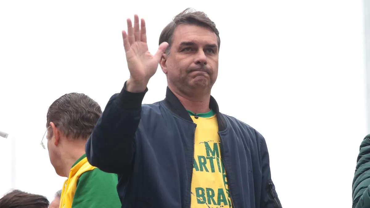 Sob ofensiva do PT, Flávio Bolsonaro prepara contra-ataque a Lula antes do 1º turno
