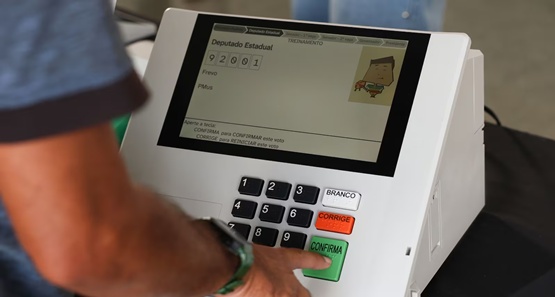 Saiba se eleitores acima de 70 anos que não votarem ou justificarem pagam multa

