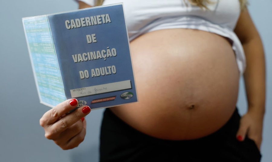 Resistência às vacinas contra gripe e covid coloca gestantes em risco