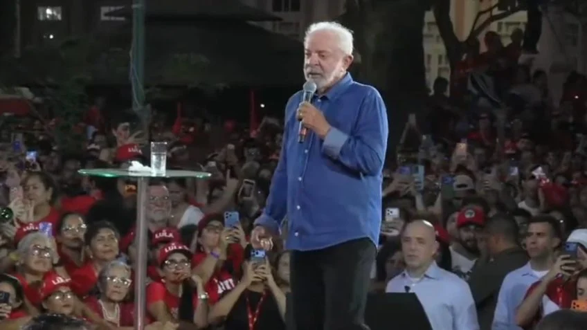 Em fala polêmica, Lula diz que "mulheres tomam toque desde pequenas"; assista