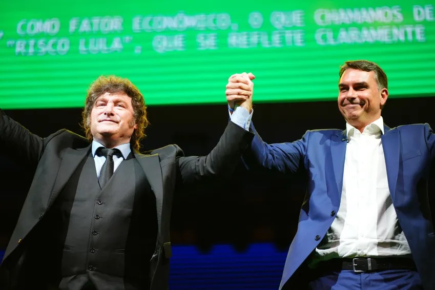 Presidente Javier Milei apoia Flávio e volta a atacar Lula em entrevista: "Ladrão"
