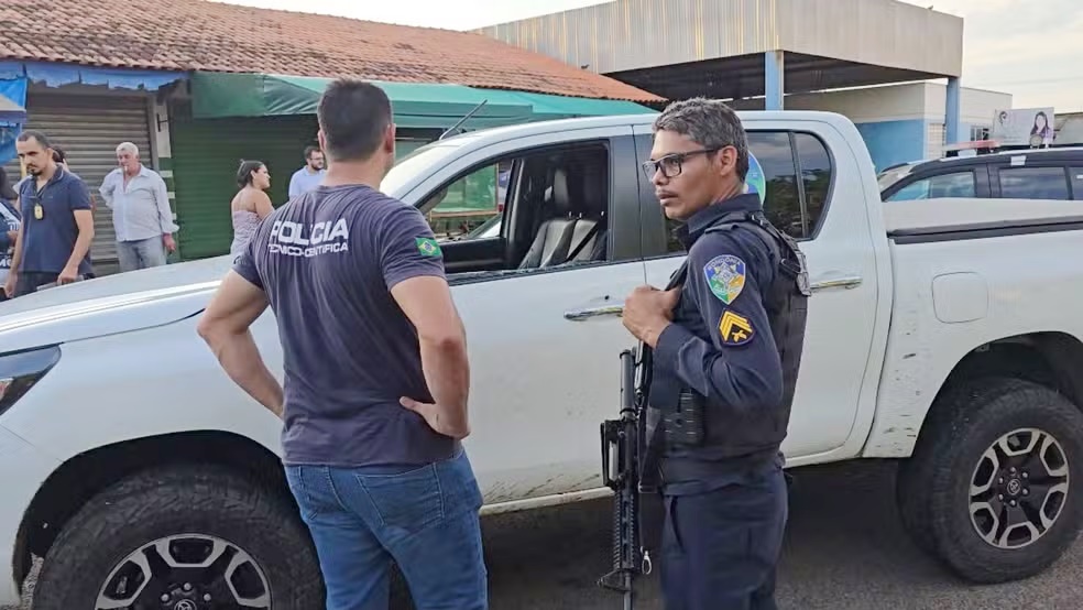 Homem é morto com nove tiros dentro de caminhonete na frente da filha de 5 anos