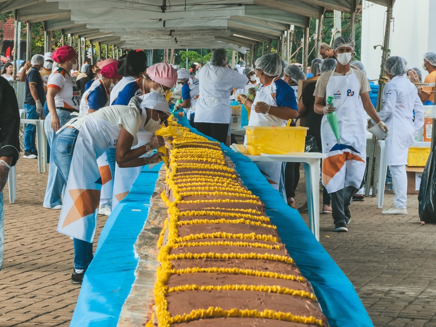 Bolo de 112 metros reúne milhares de pessoas para celebrar aniversário de PVH