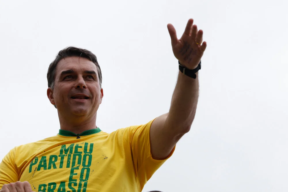 Virada de Flávio Bolsonaro no 1º turno é iminente e preocupa campanha de Lula: "Virou"