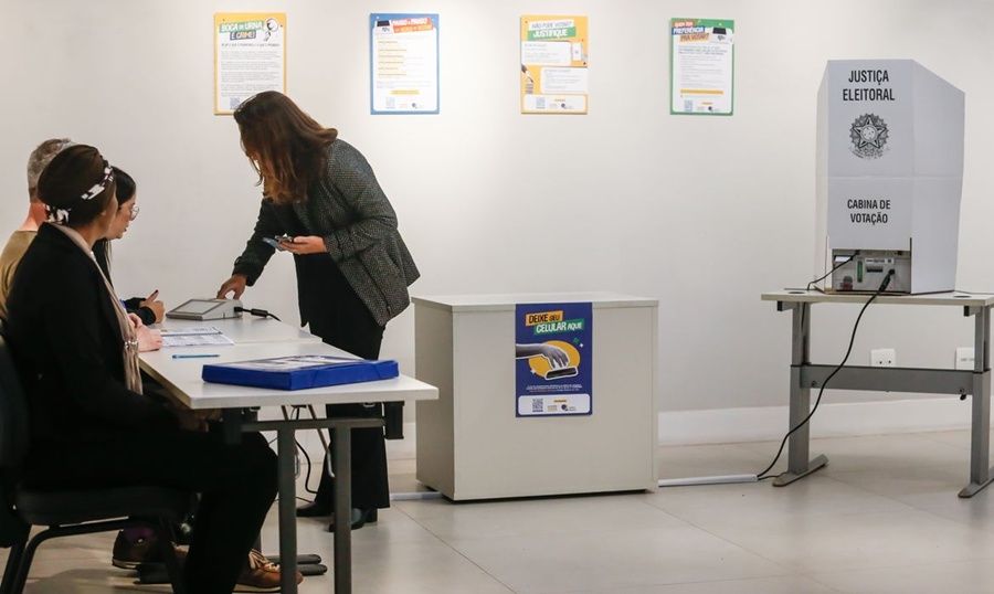 Colinha em papel e sem celular: saiba o que pode entrar na cabine