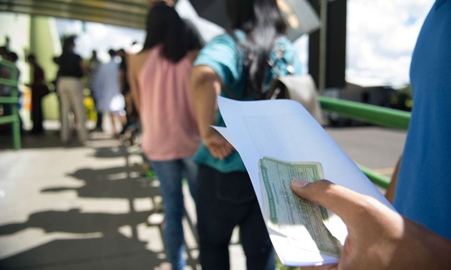 Eleições 2026: camiseta, adesivo, bandeira: o que pode usar para votar
