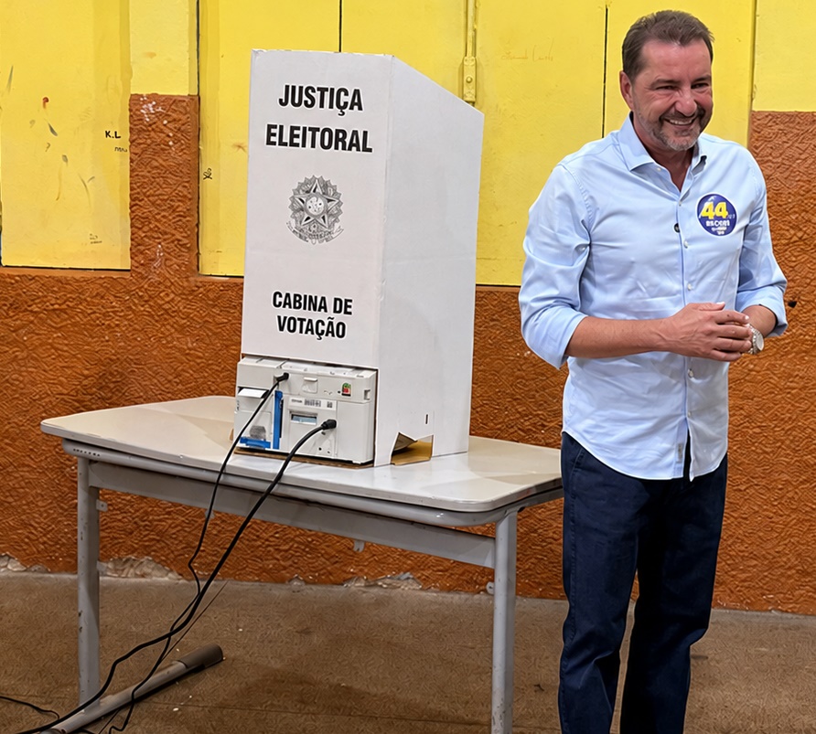 Hildon vota no Carmela, desafia pesquisas e diz que urnas vão expor a verdade