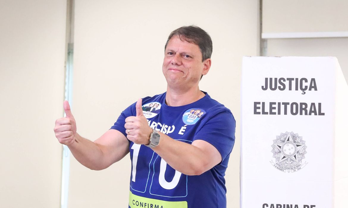 Tarcísio de Freitas é reeleito governador de São Paulo no primeiro turno 
