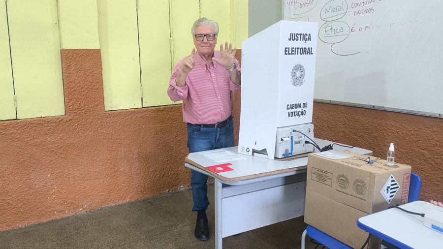Amir Lando vota no Carmela Dutra e destaca importância da participação popular nas eleições