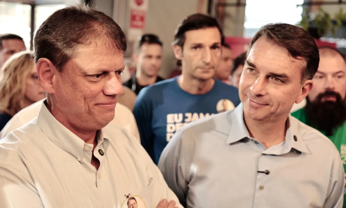 Tarcísio reúne Flávio e Marcos Pereira e encaminha apoio do partido Republicanos
