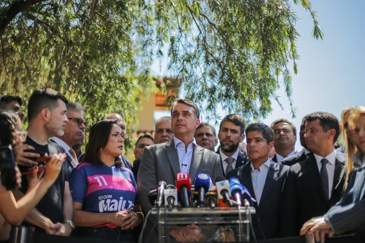 União e PP oficializam apoio a Flávio Bolsonaro, que agradece: "Me sinto em casa"