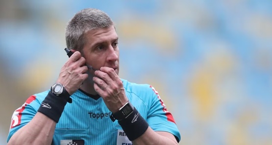 VAR bate recorde de tempo de paralisação no Brasileirão no jogo Santos X Flamengo