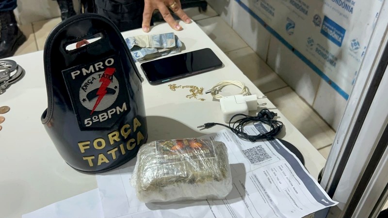 Motoboy avança sinal vermelho, foge da PM e é preso com meio quilo de maconha em Porto Velho