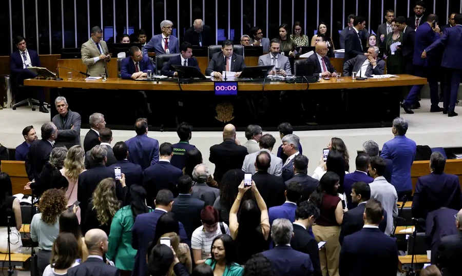 Alcolumbre marca votação da PEC pelo fim da 6x1 para quarta-feira
