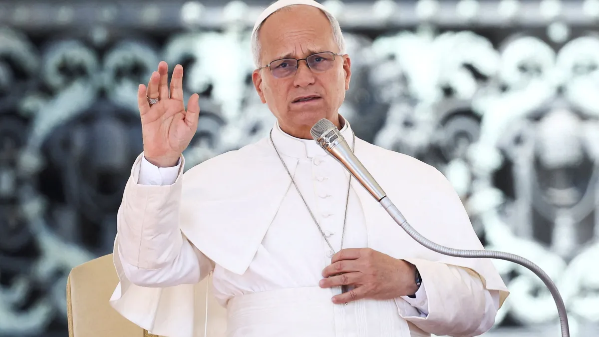 Papa Leão XIV dá entrada em hospital Gemelli de Roma para remover nódulo no pulmão
