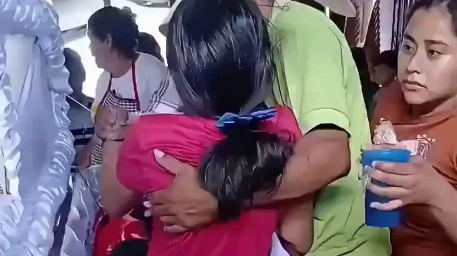 Jovem se levanta de caixão durante o próprio velório em vídeo assutador; assista