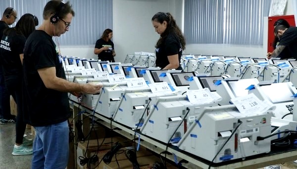 Urnas eletrônicas são preparadas para o segundo turno em Rondônia