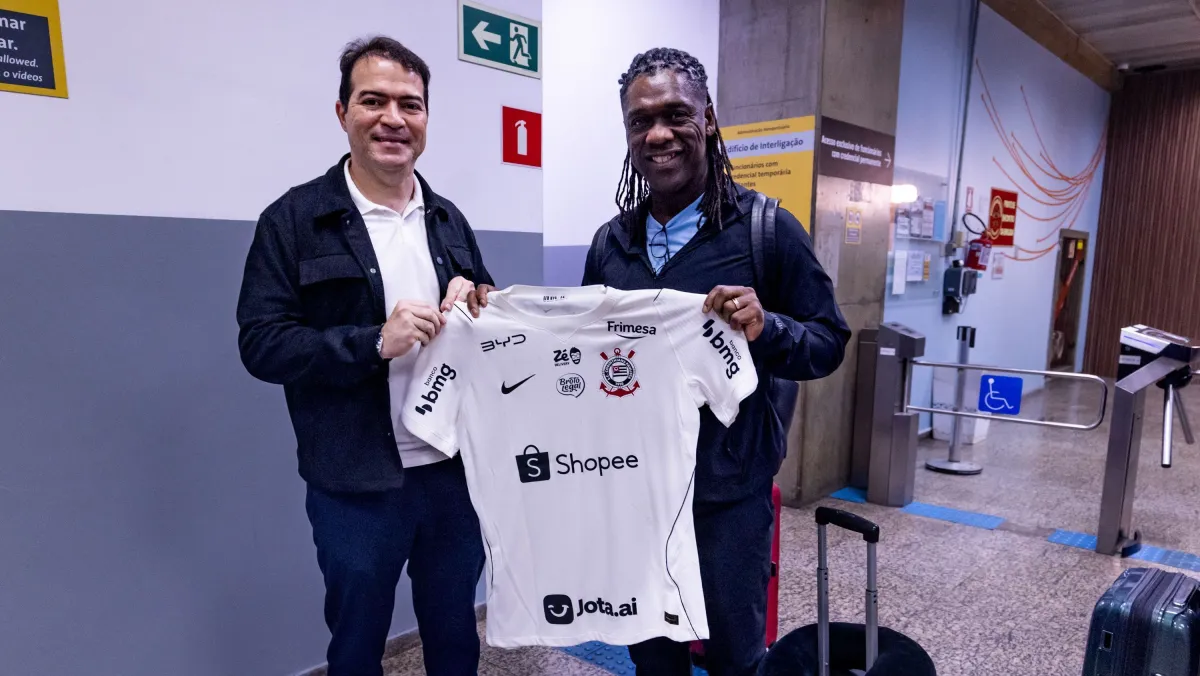 Novo treinador do Corinthians, Clarence Seedorf chega ao Brasil
