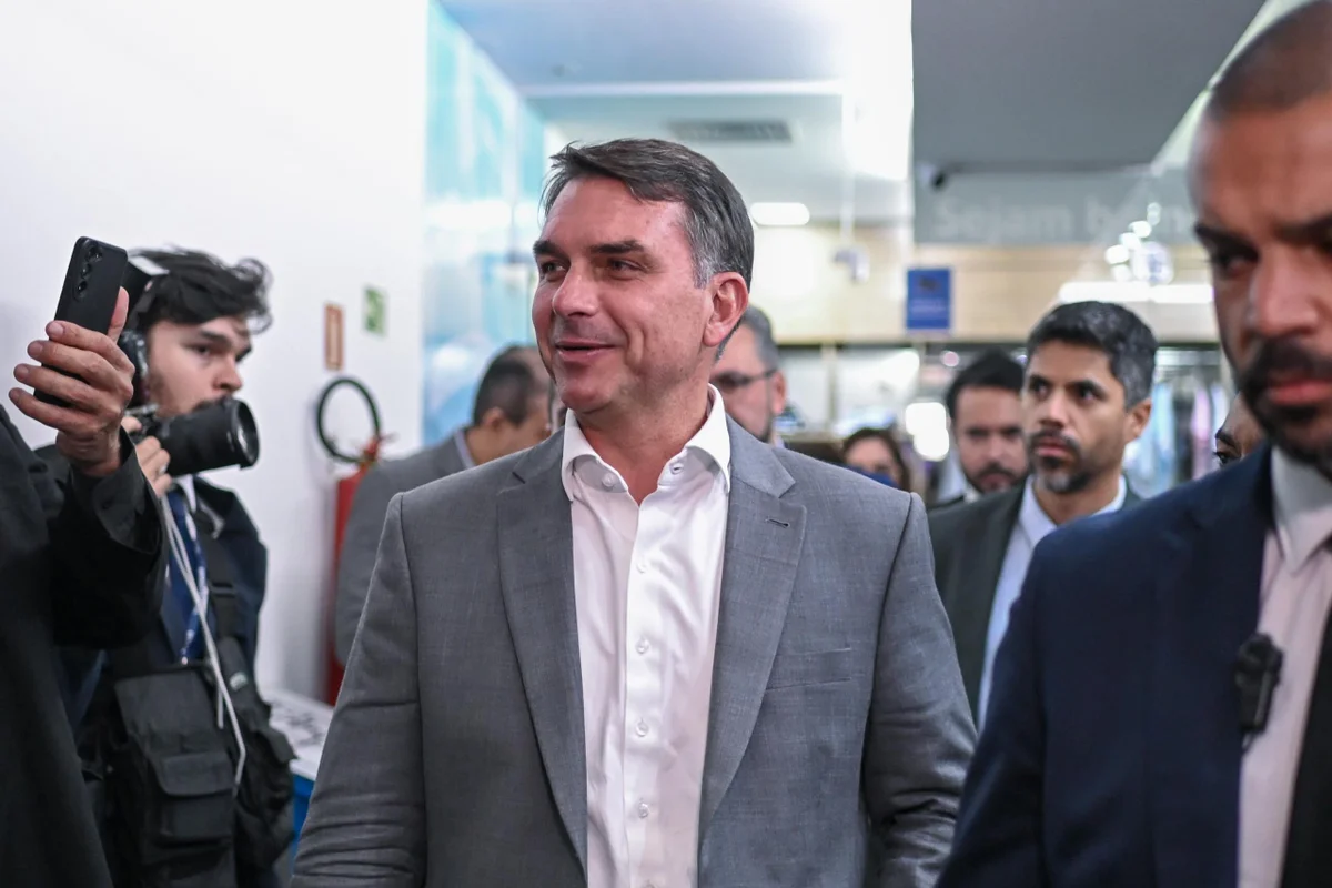 Lula cai em armadilha e Flávio Bolsonaro confirma ida ao debate da Band: "Te espero"