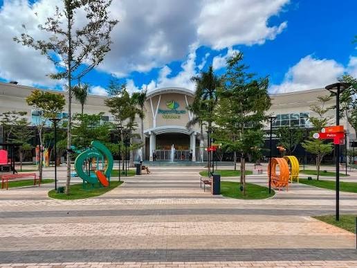 Trio espanca jovem de 19 anos e rouba celular em frente a shopping de Porto Velho