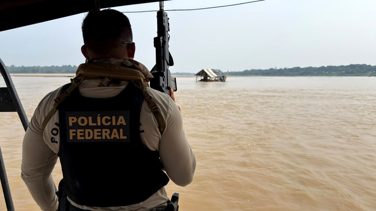 PF destrói 15 dragas e apreende equipamentos usados no garimpo ilegal no Rio Madeira