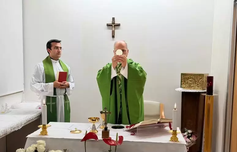 Vaticano divulga primeiras fotos do Papa Leão XIV após remoção de tumor maligno; veja