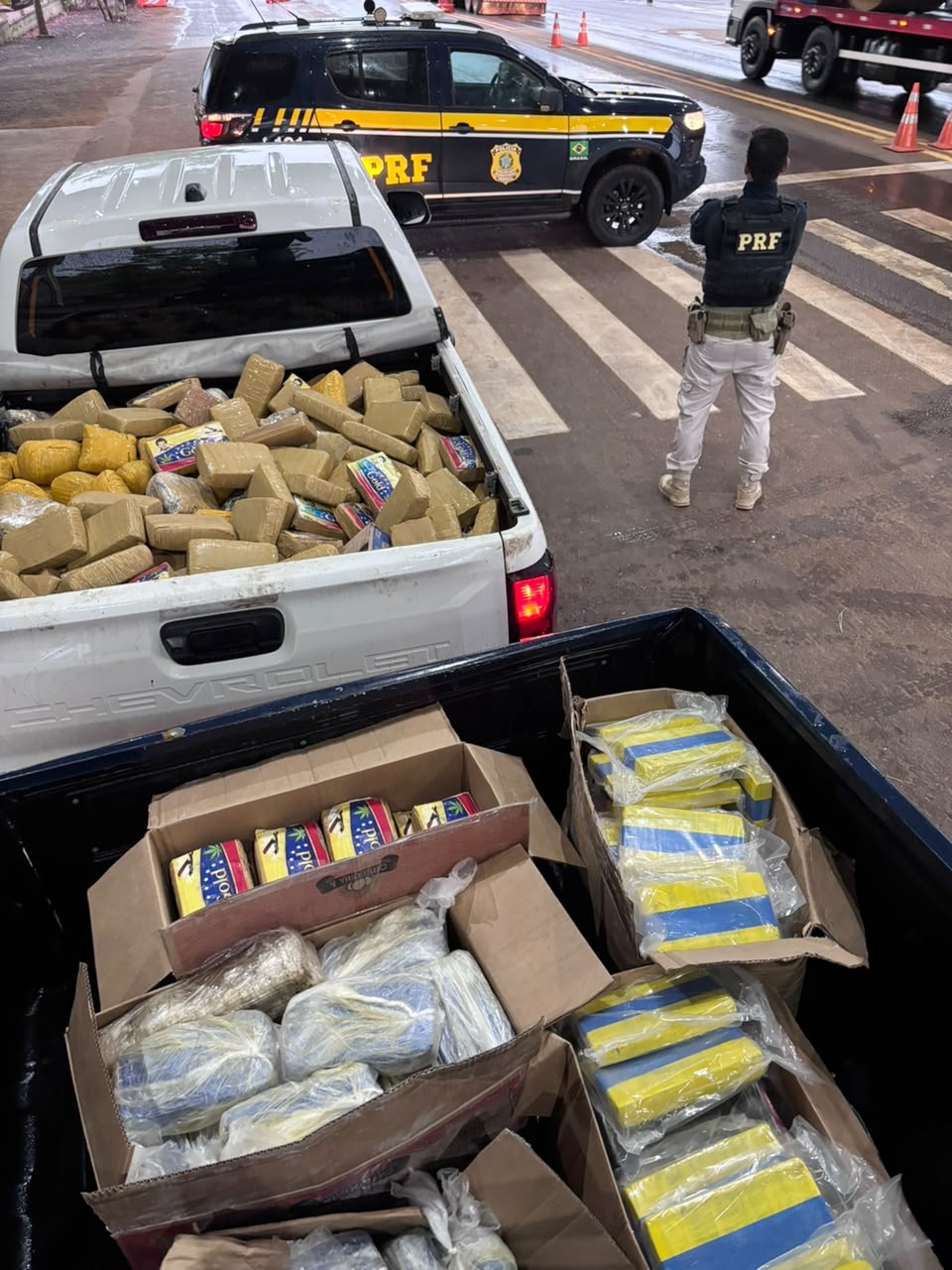 PRF apreende quase 500 kg de drogas em carreta na BR-364 após motorista tentar fugir 