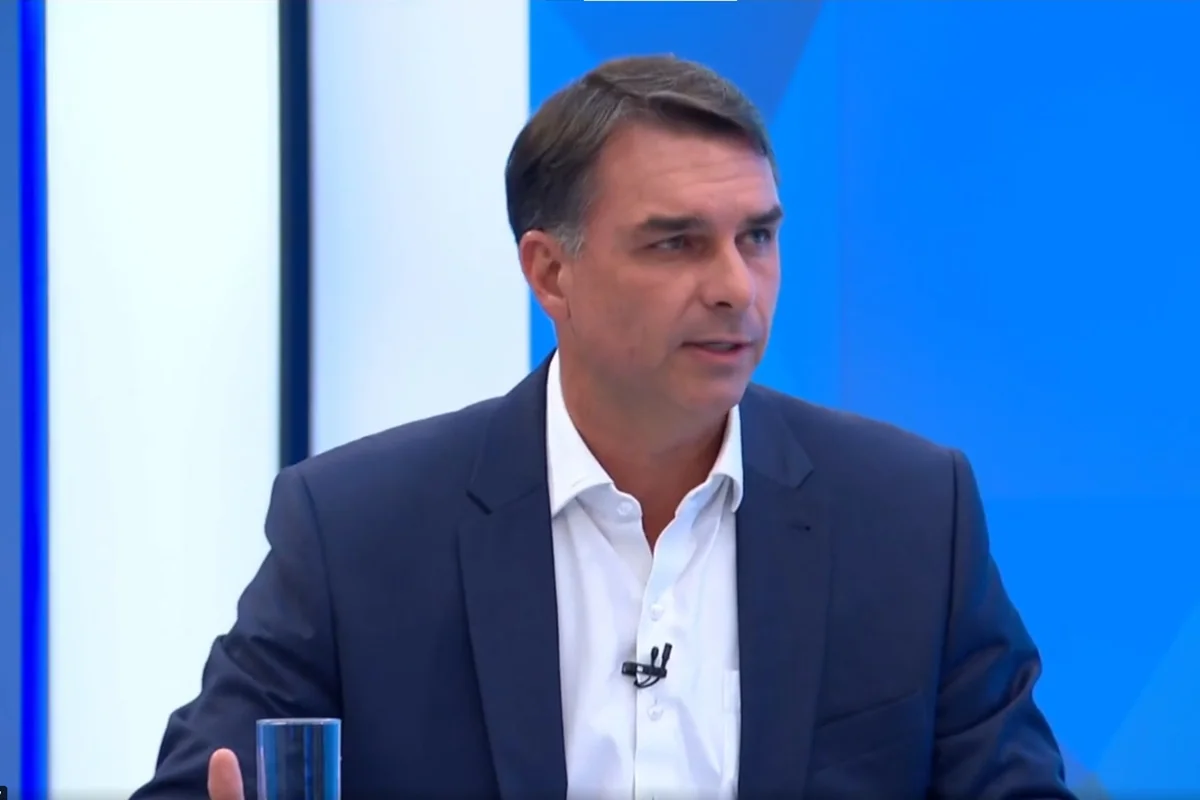 Flávio Bolsonaro promete que não vai reverter fim da escala 6x1 se for eleito: "Vou manter"