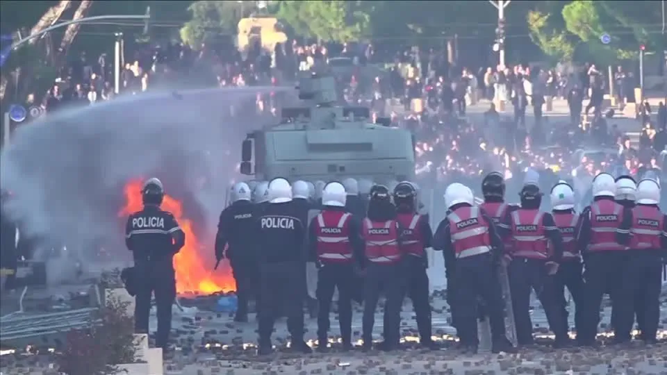 Protestos antigovernamentais na Bélgica, Albânia e Tunísia registram grande destruição
