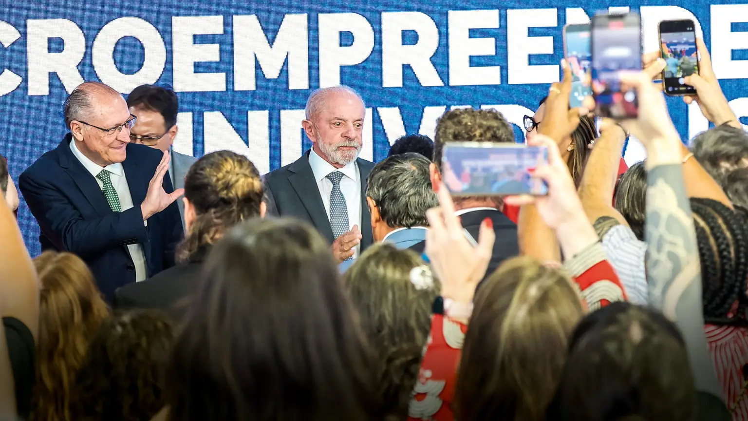 Às vésperas do segundo turno, Lula parte para o "tudo ou nada" e "torra" R$ 300 bilhões