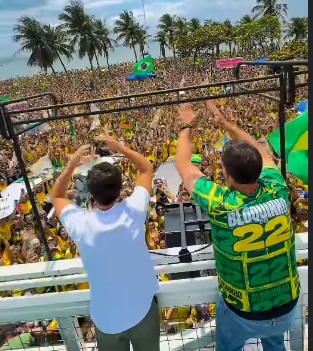 Flávio Bolsonaro é recebido por mais de 100 mil pessoas no Espírito Santo; Veja o vídeo